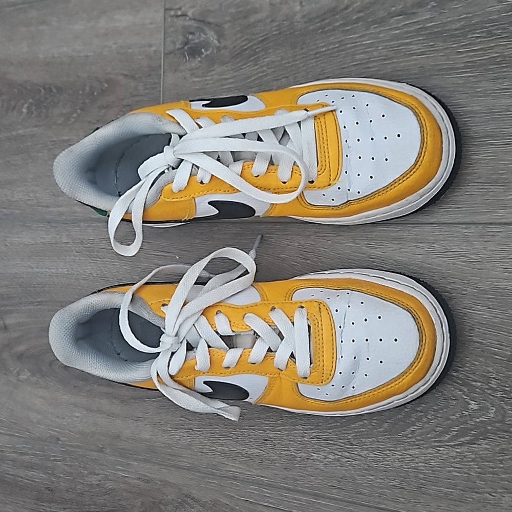 Nike dunks university gold/malachite/black kids size 4.5